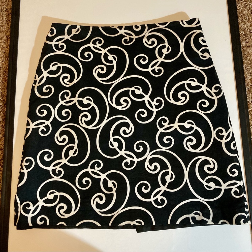 AnnTaylor Pencil Skirt, Size 4. Great condition. Side zipper & lining.